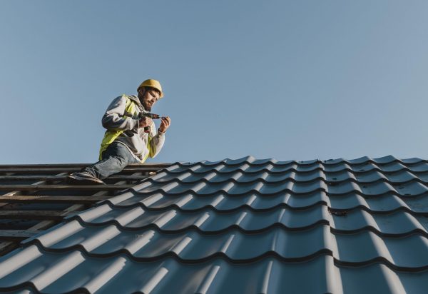 long-shot-man-working-roof