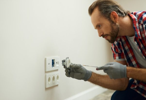 Portrait of electrician wearing protective gloves, using a screwdriver while installing new plug socket in a house. Electrical maintenance, repair service concept SSUCv3H4sIAAAAAAAEAH2Rz04DIRDG7ya+w4ZzN1lbKru+g9F742GAsYul0PBH0zR9d2EpysF4Y37fzAcfc7m/6zrCwStBnrpLrlKttI4+OAjKmoSH1Y07NBJdS1CqYJ0C3UIOQcwGjpigiVpnfF1E4gOE6NHny25IQMB98ijwx6K8aFfqrgqLmCaSRF7RnjSSVaP4yLPyjIZUel39Y/HCP1AE/6eH8gK1BoM2+l+3cnirUWGPRpyXNE1KhxqhpNyVVnL4CuiObW6IUtkm8qcVoHPDpnE6OSWU2TdjNszLCuqYsNEEl59AagyirT0B1/n/35MnVj6D96ldVt5cJNLC7bG5x9iwBLi5EpnWlMuHzXq7ptM4PI7baZzYSEldrRUHJduIZduzSpI7N1zlFxBKx4kDoz1bA+upHFjPcQv9o2AIfKI4MJk+/voN5K/JfaQCAAA=